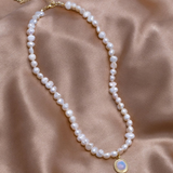 Kuldne kuu kiviga pärlikett