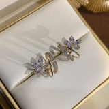 Florelle – Lilledetailidega kõrvarõngad, millel on sädelev detail