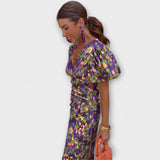 Vanessa - Elegantne V-kaelusega kleit